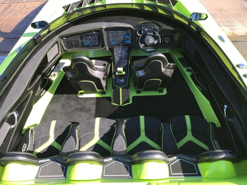 Скоростной катер в стиле Lamborghini Aventador SV в комплекте с одноименным суперкаром