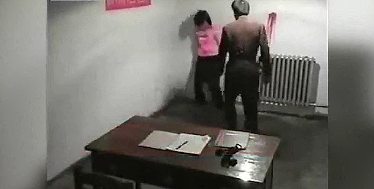 Появилось видео пыток женщины полицией КНДР за сексуальную связь с