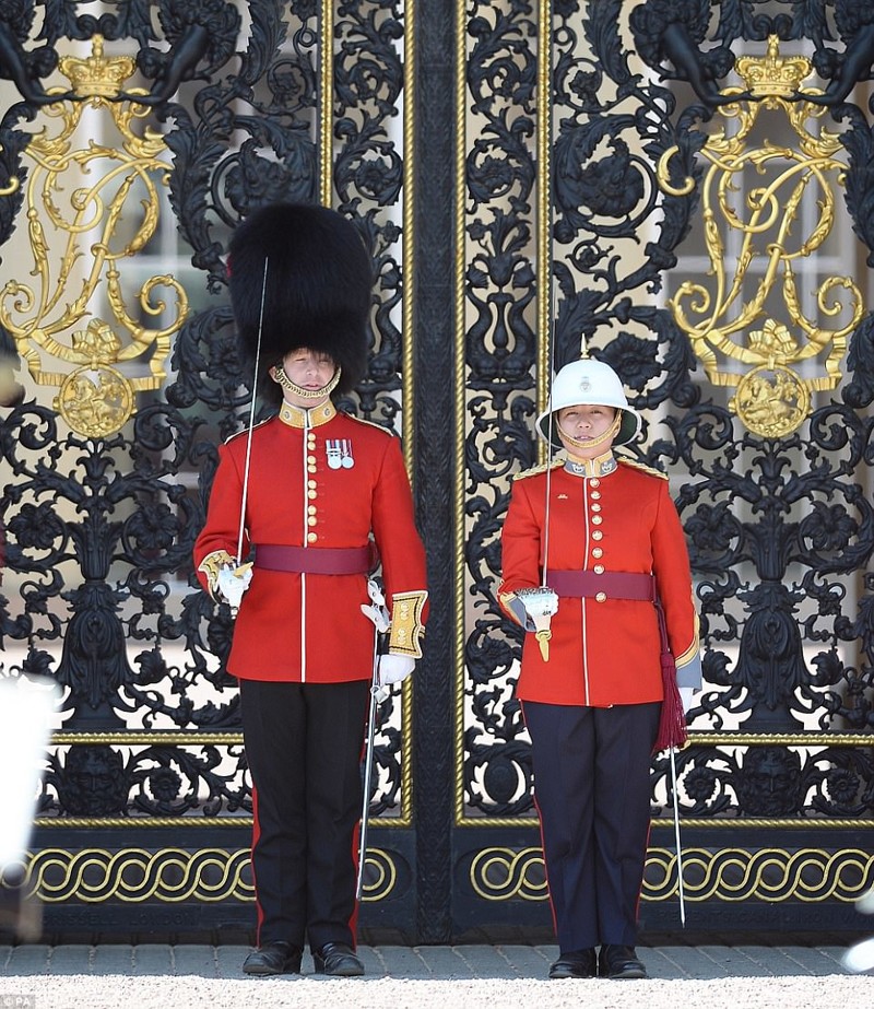 300 лет женщинам не позволялось руководить сменой королевского караула