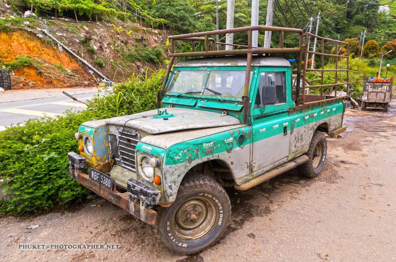 Дом престарелых Land Rover'ов в Малайзии