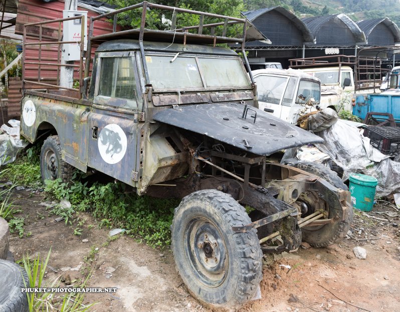 Дом престарелых Land Rover'ов в Малайзии