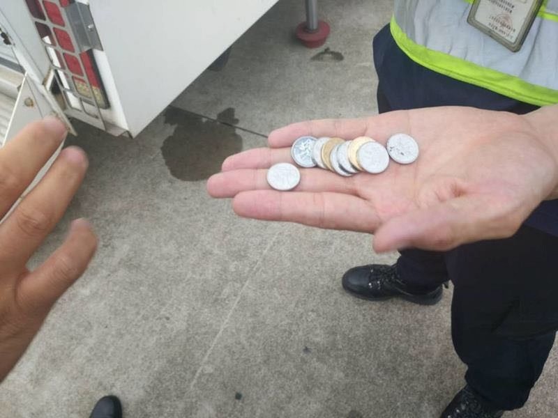 Работники аэропорта Пудун извлекли из двигателя 9 монет 