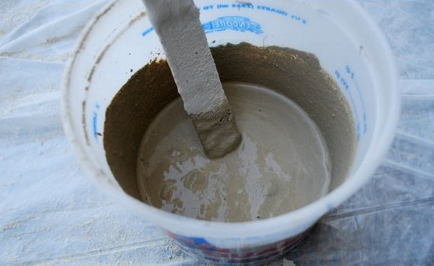 Разводим цемент в баночках из-под йогурта, контейнерах от еды и других ненужных мисках, благо сегодня с пластиком нет проблем