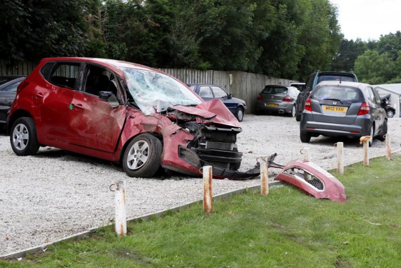 Владелец салона поддержанных автомобилей, чьи машины побил горе-водитель, подсчитывает сумму ущерба – счет идет на десятки тысяч фунтов/