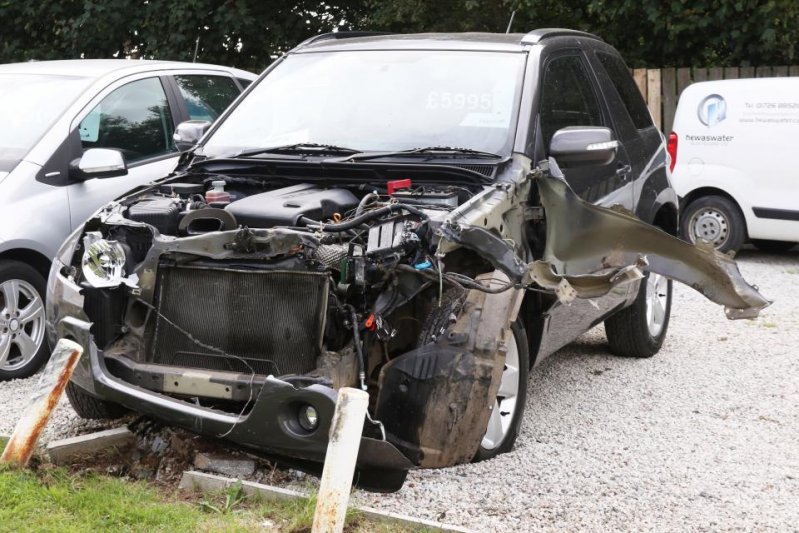 В Великобритании водитель протаранил 22 припаркованных автомобиля