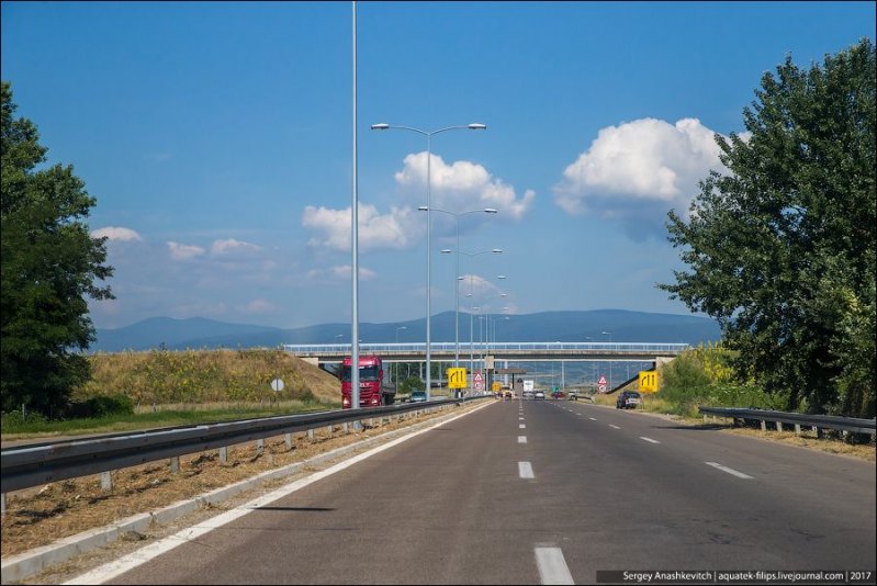 Если говорить об основных правилах на сербских дорогах, то они следующие.