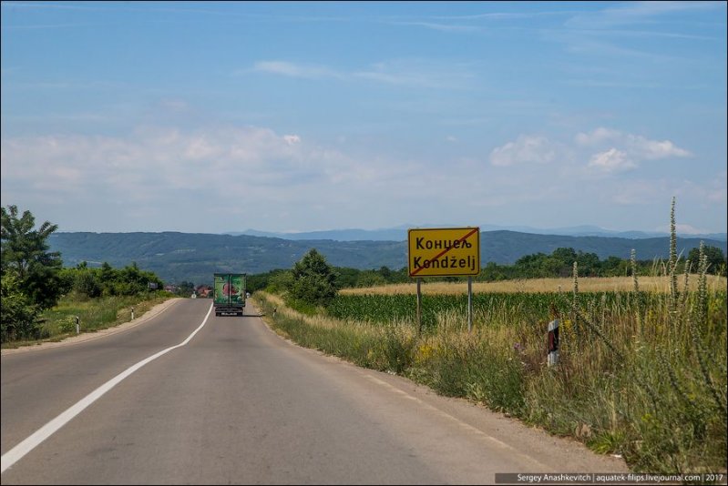 А вот что делает сербские дороги похожими на многие наши и отличает от ухоженных европейских - это частое отсутствие обочины и заросли травы вплотную у дорожного полотна.