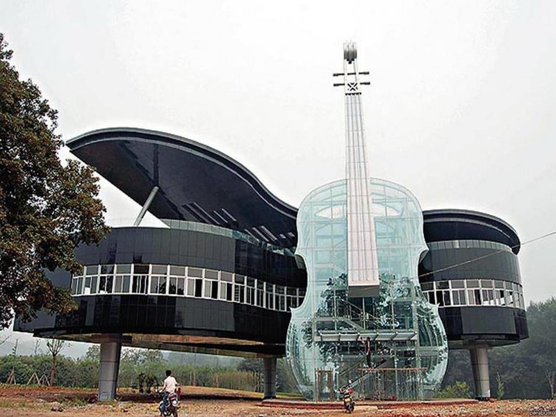 9. Дом – Рояль со скрипкой из стекла. Китай 