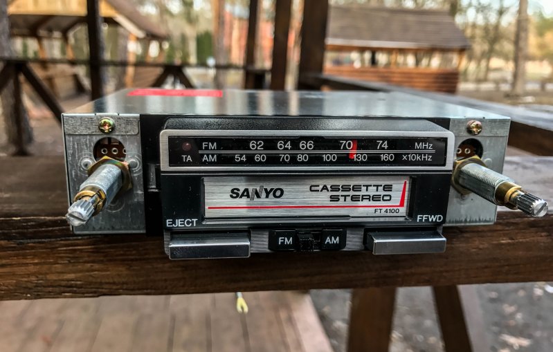 Функционал минимальный: 2 диапазона радио и примитивный проигрыватель кассет