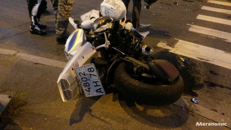 Мотоциклист с пассажиркой попали в ДТП в Петербурге