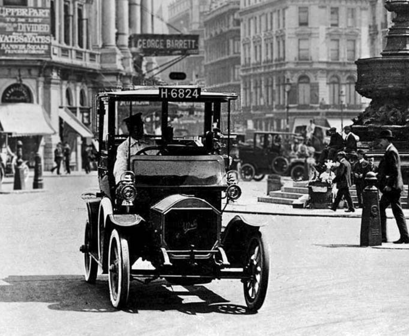 20. Самым популярным видом городского  транспорта в Лондоне 19 века были кебы – наемные экипажи. 