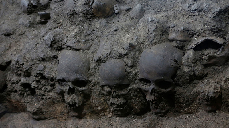 В Мехико откопали подземную вышку из 650 человеческих черепов