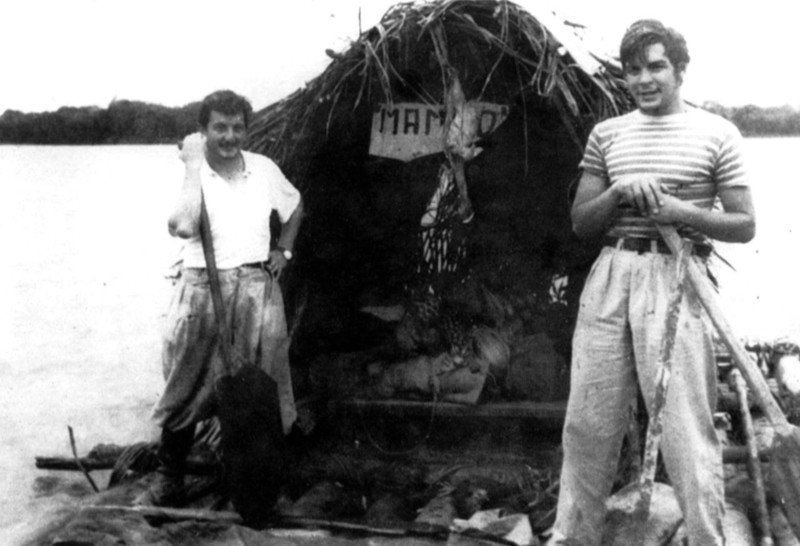 Альберто Гранадо и Эрнесто Че Гевара на плоте "Мамбо-Танго". Сан-Пабло, провинция Лорето, Перу. Июнь 1952 года