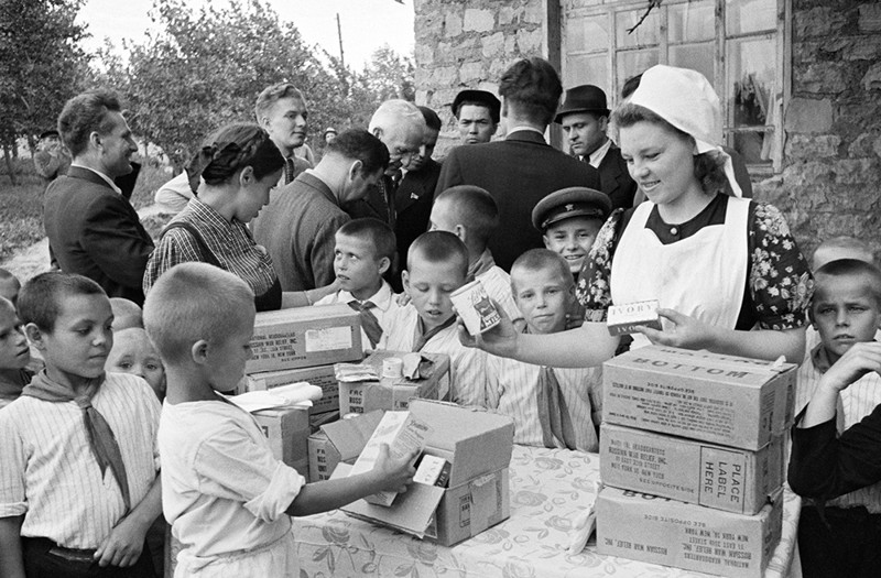 Раздача ленд–лизовских продуктовых наборов, 1945 год, Москва