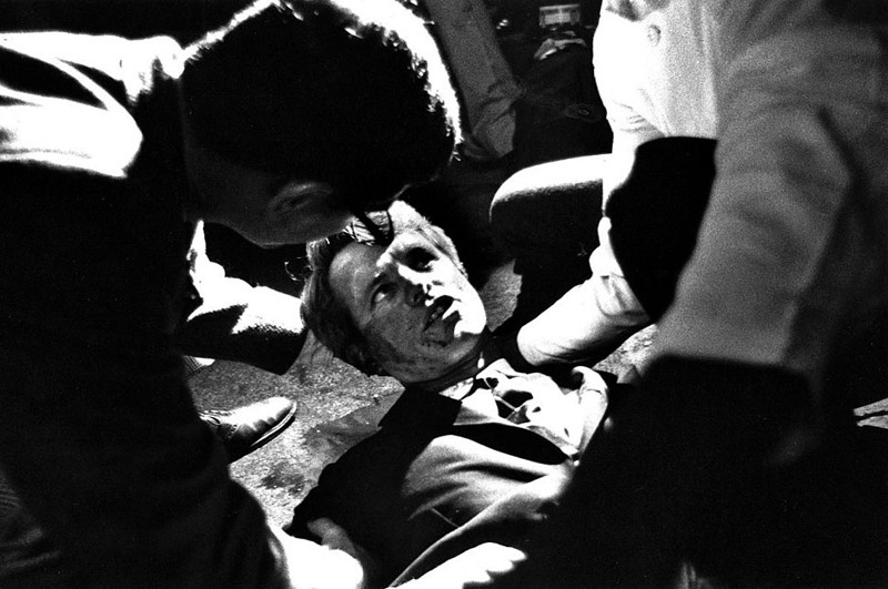 Роберт Ф. Кеннеди лежит на полу после ранения в голову, 1968 год, США