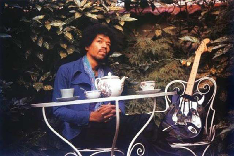 Джеймс Хендрикс пьёт чай за день до его смерти. 1970