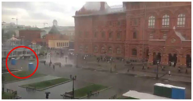В Москве все настолько плохо с погодой, что даже биотуалеты пытаются спрятаться от дождя