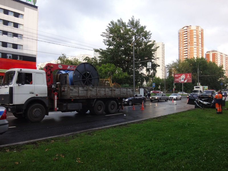Авария дня. Два человека пострадали на Дмитровском шоссе в Москве