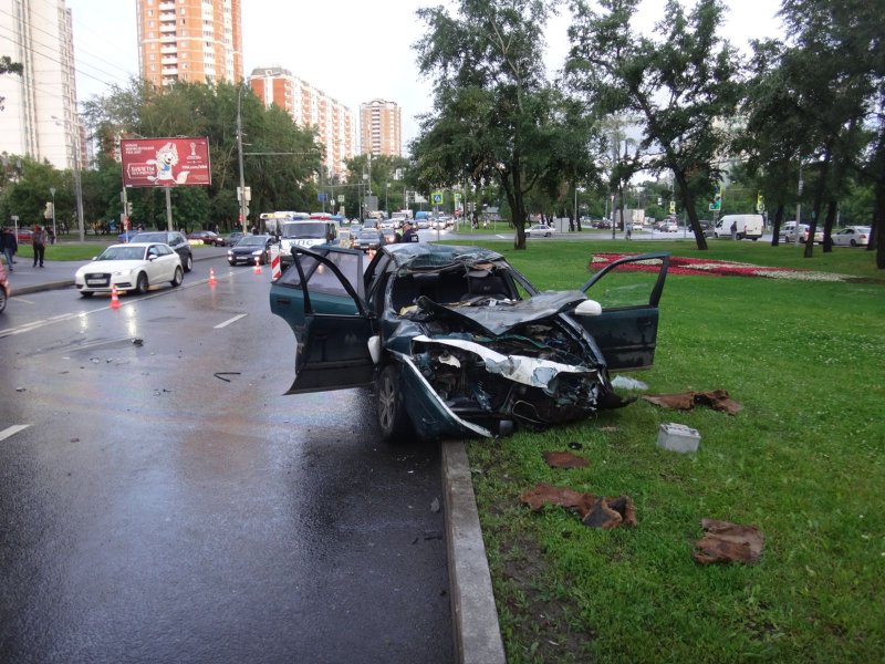 Авария дня. Два человека пострадали на Дмитровском шоссе в Москве