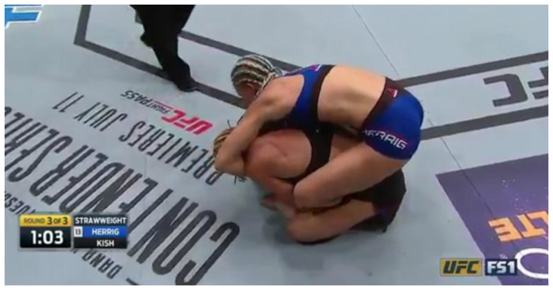 «Дерьмо случается»: женщина-боец UFC "наследила" прямо на ринге