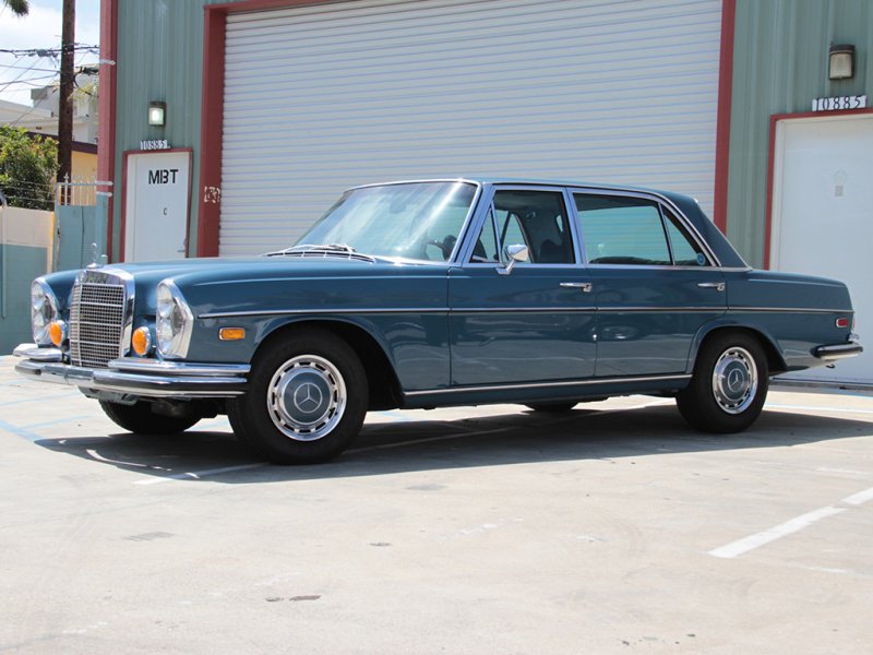 Голубой седан Mercedes-Benz 300 SEL 6.3 выпуска 1971 года продан за 47 850 долларов.