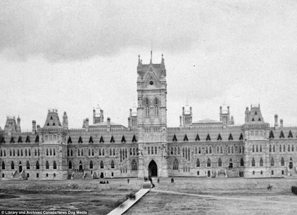 Многое изменилось за полтора века, но здание парламента в Оттаве все еще узнаваемо - хотя колокольню заменила более впечатляющая часовая башня 