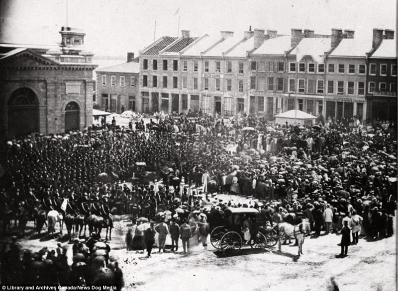 Исторический момент: провозглашение Конфедерации зачитывается вслух на Рыночной площади, Кингстон, Онтарио, 1 июля 1867 г.