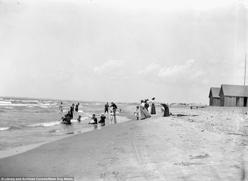 Семейный  отдых на пляже, 1896 г.