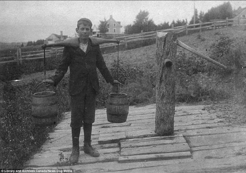 Мальчик с коромыслом на плечах, 1898 г.