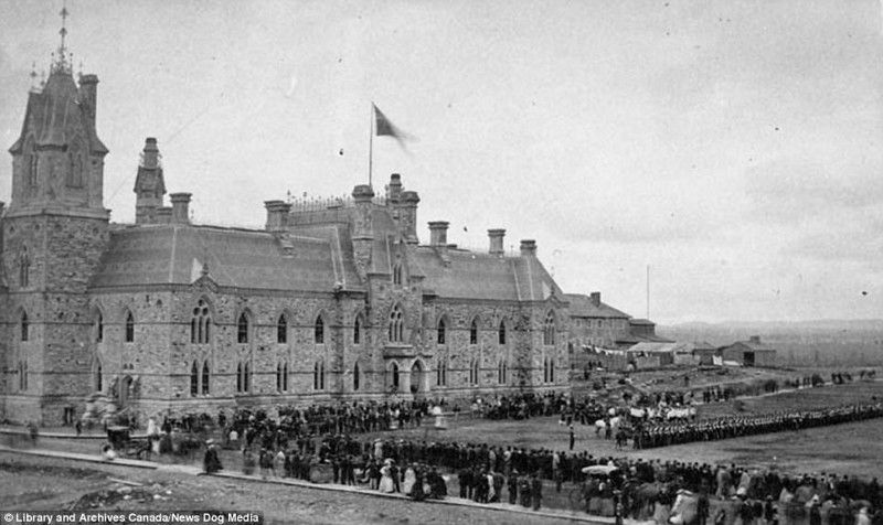 Смотр войск перед зданием парламента, Оттава, 1867 г.