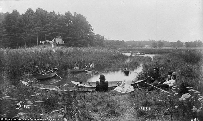 Отдыхающие на каноэ, залив Этобикоук Кемп, Онтарио, 1889 г.