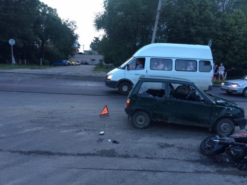 Авария дня. Двое мотоциклистов протаранили "Оку" в Ульяновске