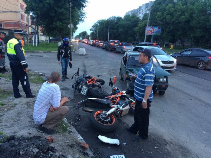Авария дня. Двое мотоциклистов протаранили "Оку" в Ульяновске