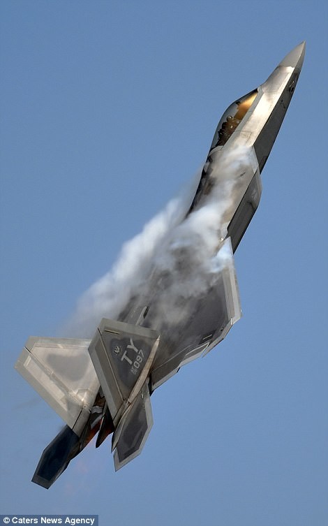 Потрясающие снимки истребителя F-22, совершающего головокружительные маневр...