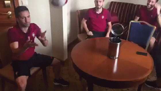 Сборная Португалия даже на отдыхе не забывает про мяч