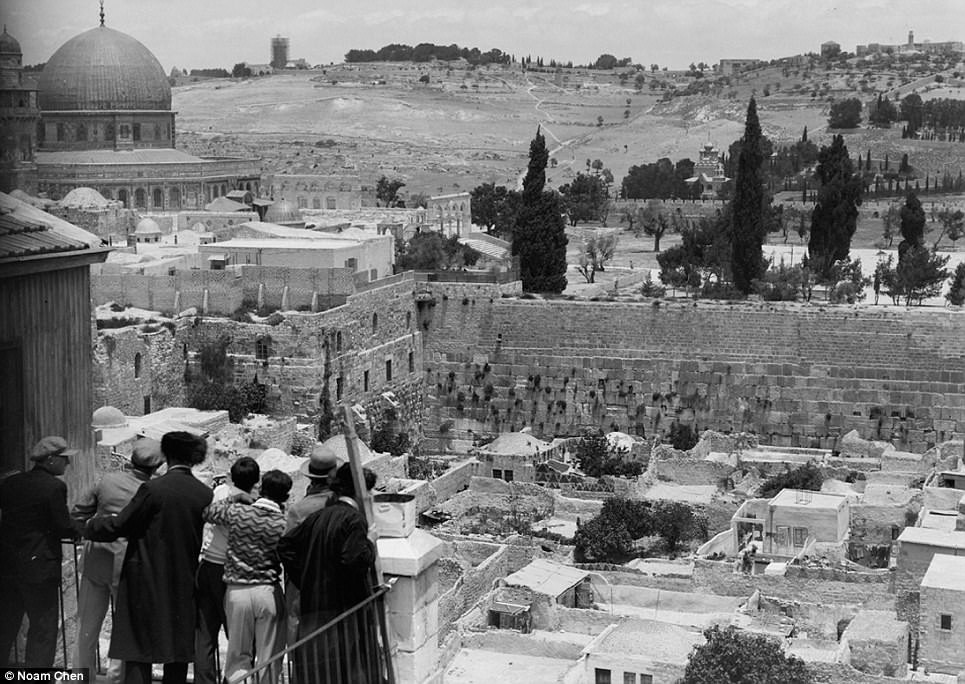 Сердце Иерусалима: Храмовая гора и Стена плача (слева - 1920 г.)