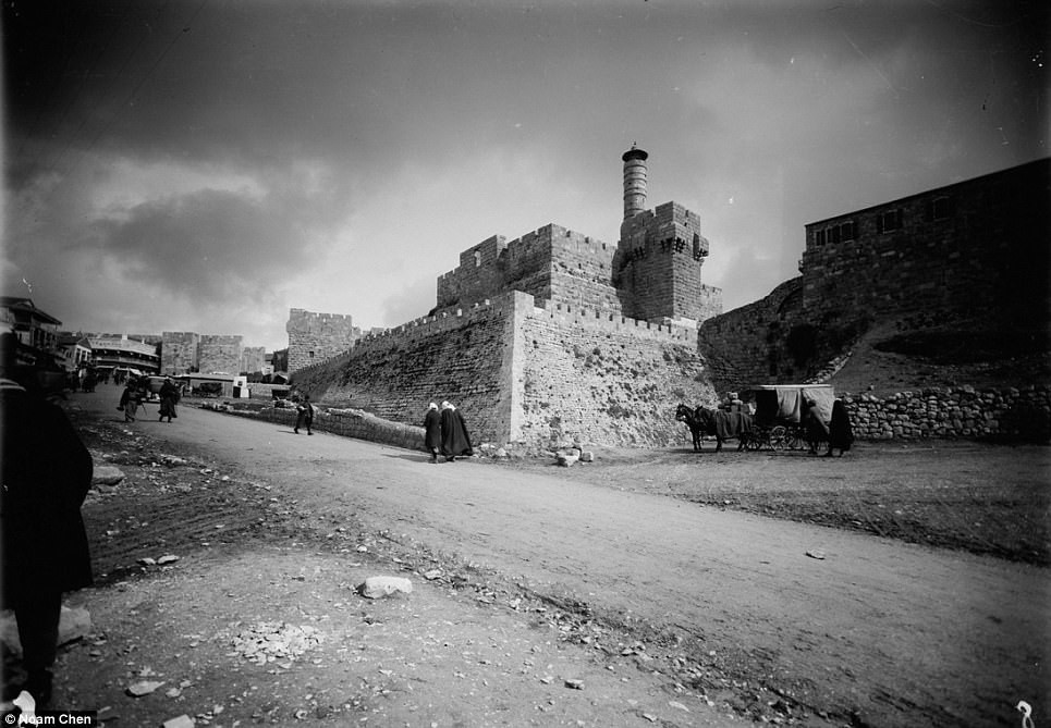 Башня Давида (слева - 1898 г.)