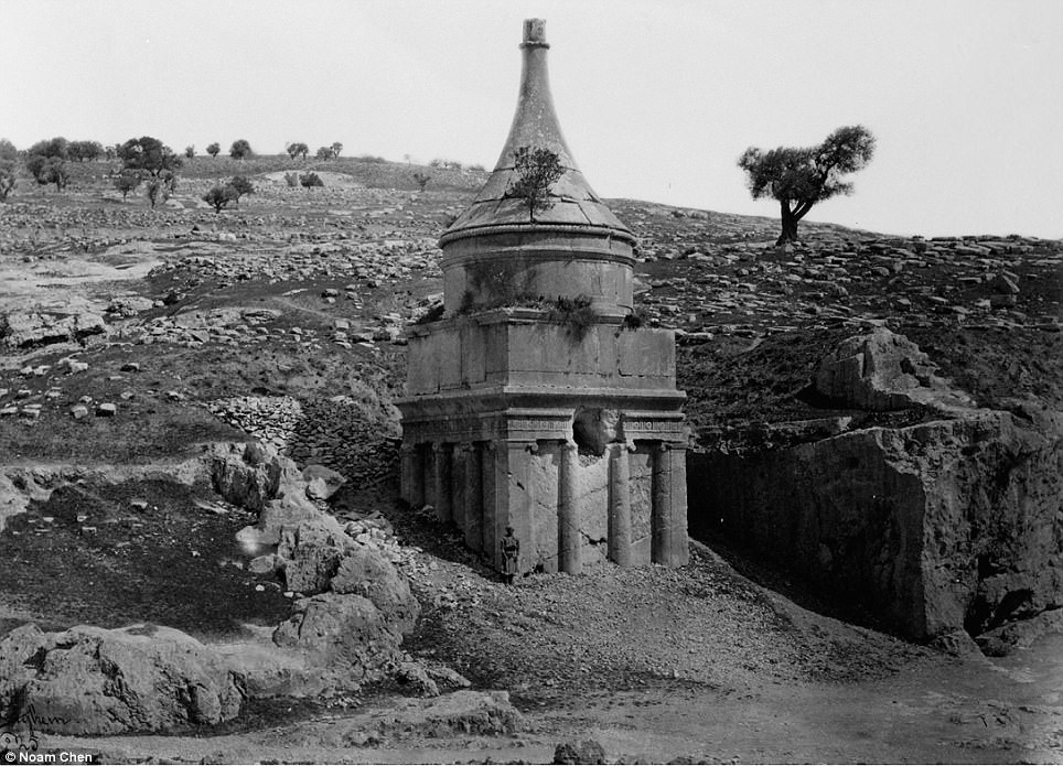 Гробница Авессалома (слева - 1860 г.)