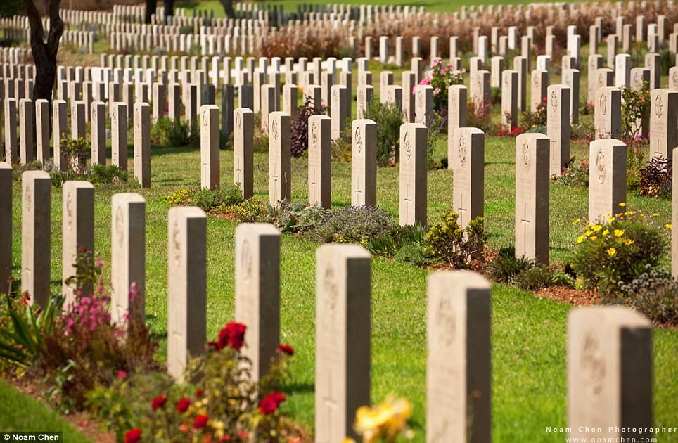Британское военное кладбище в 1917 году (слева). Сегодня могилы с крестами заменили на аккуратные мемориальные столбики (справа)