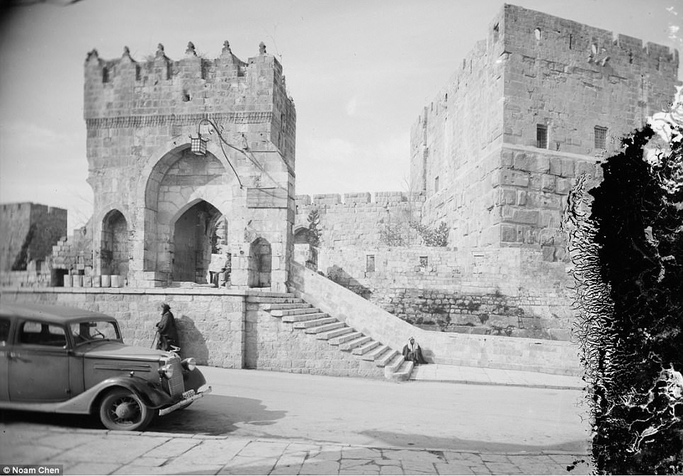 Башня (цитадель) Давида в 1930-х годах (слева) и сегодня