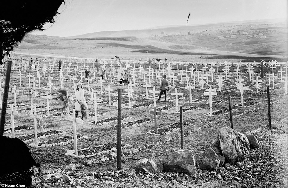 Британское военное кладбище в 1917 году (слева). Сегодня могилы с крестами заменили на аккуратные мемориальные столбики (справа)