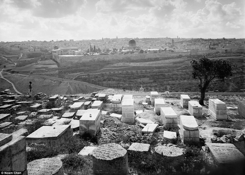 Еврейское кладбище на Масличной горе (слева - 1898 г.)