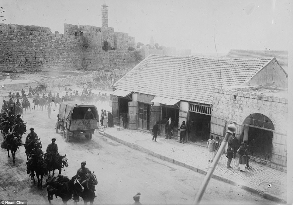 Слева - кавалеристы движутся мимо Цитадели Давида, 1900 г. Справа - как это место выглядит сегодня