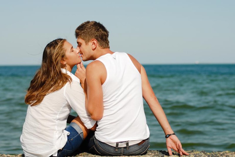 7. Поцелуи в течение долгого времени понижают уровень гормона стресса — кортизола, что помогает ощутить чувство защищенности.