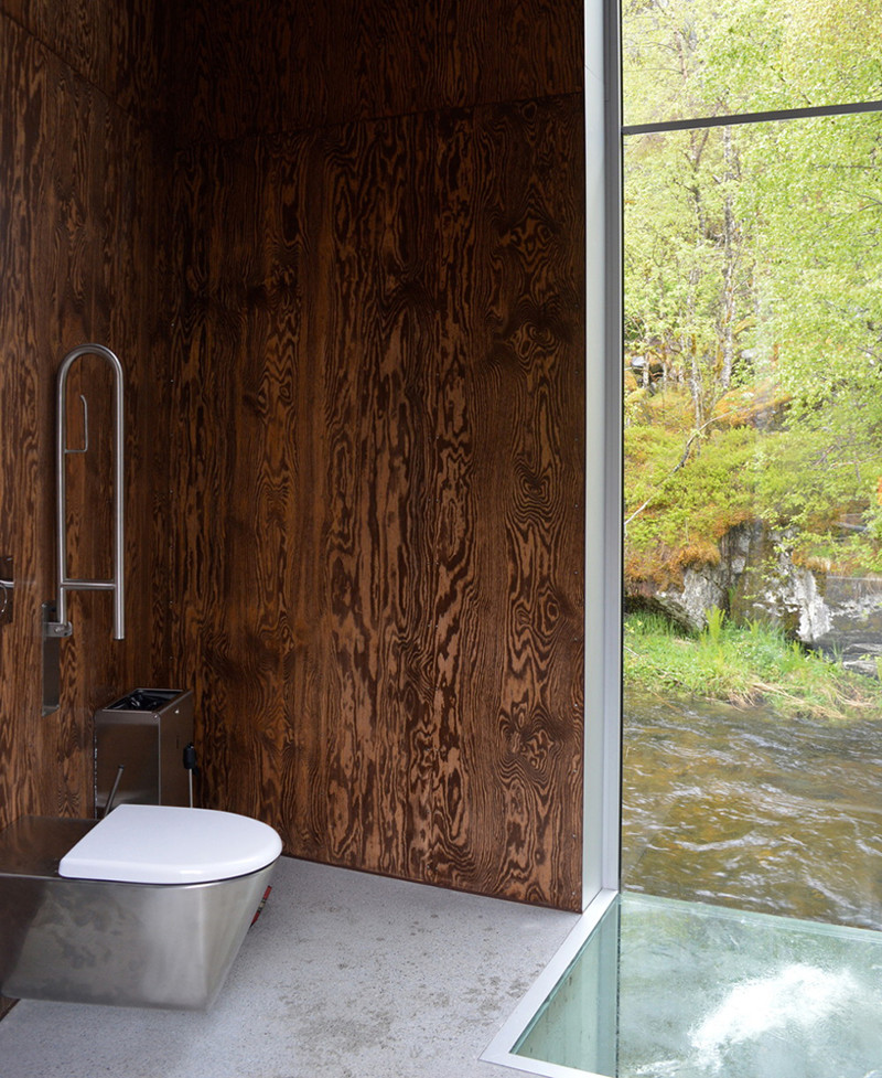 Уборная для эстетов: в Норвегии построили туалет, с которого можно любоваться водопадом