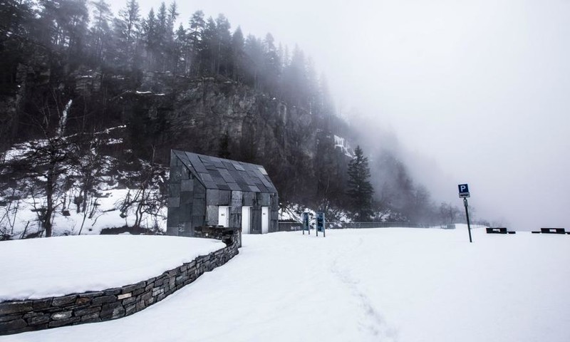 Уборная для эстетов: в Норвегии построили туалет, с которого можно любоваться водопадом