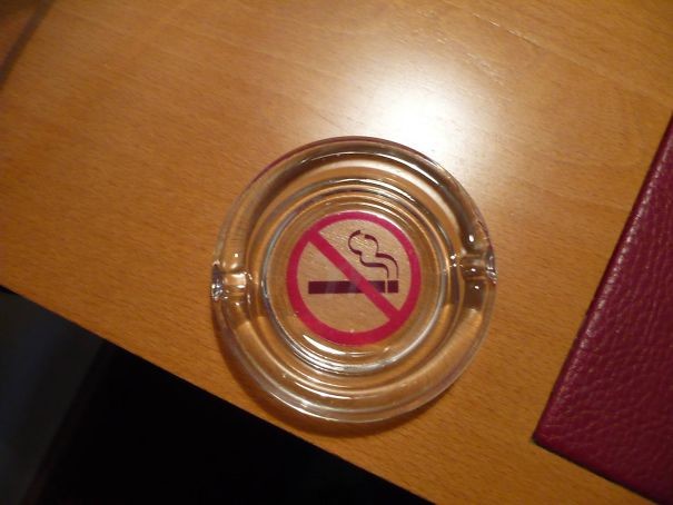 1. Пепельница для некурящих в номере для некурящих