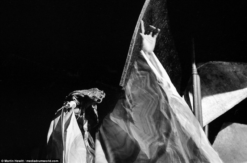 Артур Браун в пылающем головном уборе и маске приводит в восторг толпу в Виндзоре, 1967 год