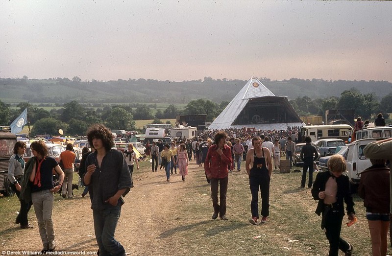 Фанаты расходятся от знаменитой сцены в виде пирамиды в Гластонбери, 1981 год