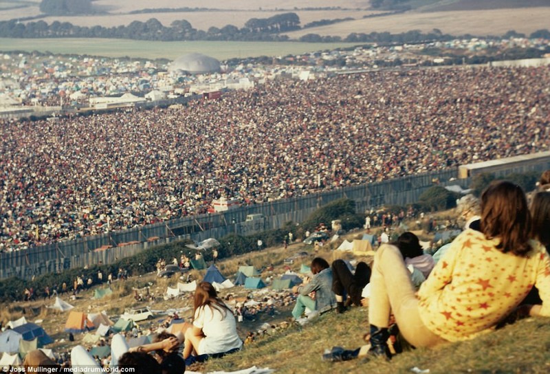 Взгляд сверху (1970 год) на толпу участников фестиваля острова Уайт, который возродился в 2002 году  